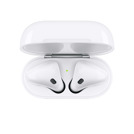 Auriculares AirPods con estuche de carga.